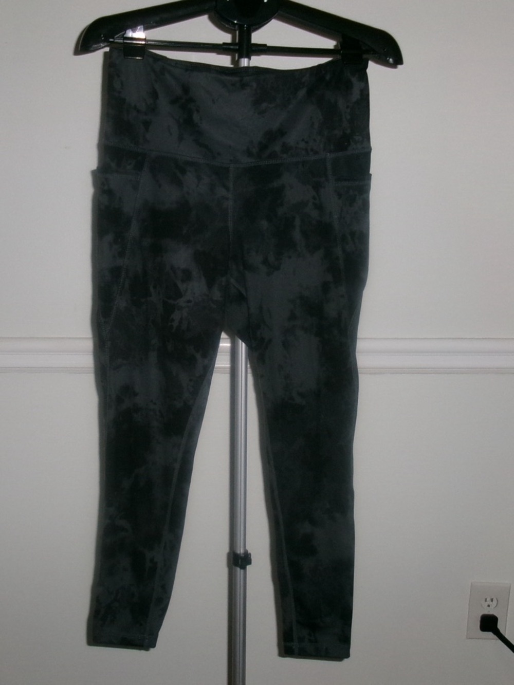 Danskin Activewear 7/8 Leggings with Subtle Logo